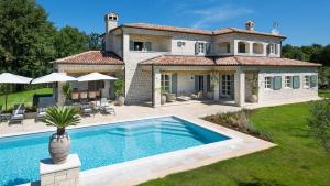 An elegant countryside holiday home in Kanfanar 