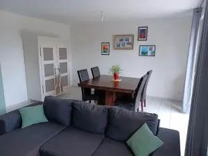 Maison chaleureuse, gîte pour famille, amis, ouvriers... - Coudray