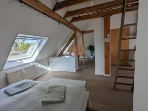 Helles Dachgeschoss-Appartement - Rath