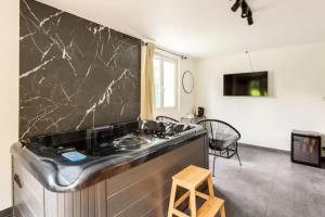 Appartements LE CHILL Suite & SPA (Jacuzzi et Sauna prives) : photos des chambres