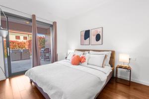 Luxury NEW apartment with private garden near the beach!