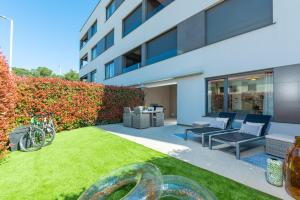 Luxury NEW apartment with private garden near the beach!