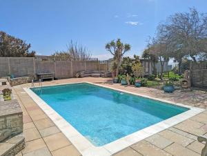 East Creek - hot tub, pool, dog friendly, right on the beach in Ringstead
