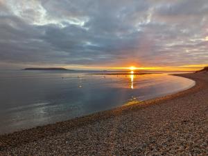 East Creek - hot tub, pool, dog friendly, right on the beach in Ringstead