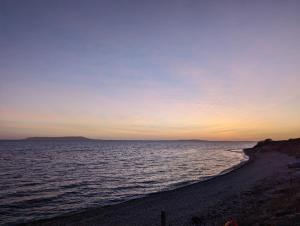 East Creek - hot tub, pool, dog friendly, right on the beach in Ringstead