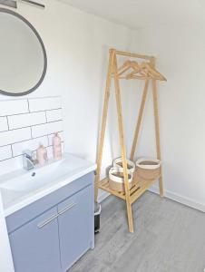 East Creek - hot tub, pool, dog friendly, right on the beach in Ringstead