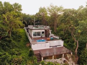 The Munique Cliff House Chumphon - private jacuzzi with beach views