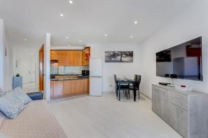 Wonderful apartment with a Sea view, WiFi, Pool