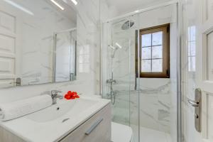 Wonderful apartment with a Sea view, WiFi, Pool