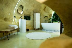 Appartements La falaise perdue : Suite troglodyte grandiose : photos des chambres