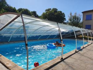 Maisons de vacances Maison avec piscine entre garrigue et Cevennes : photos des chambres