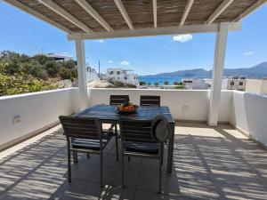 Comfortable 2-bedroom Apartment with balcony & port view