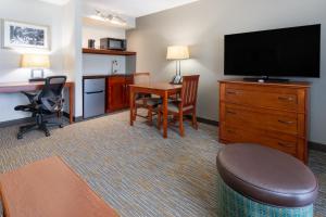 1 King Bed, Suite, City/Courtyard View, Non-Smoking room in Wingate by Wyndham Valdosta/Moody AFB