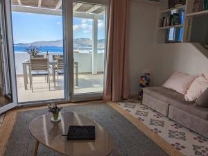 Comfortable 2-bedroom Apartment with balcony & port view
