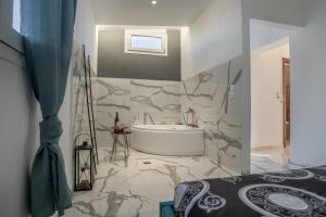 Villa Aktis with Freshwater Pool and Sea View