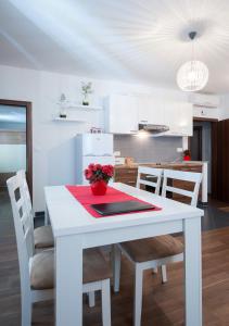 Rooms & Apartments 72