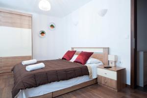 Rooms & Apartments 72