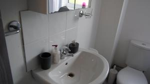 Milton Keynes Luxury Short Stay House with WIFI and Free Parking