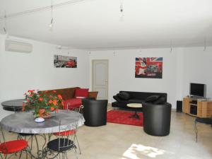 Villas Modern Villa with Private Swimming Pool in L denon : photos des chambres
