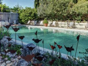 Cottage in Oppède with Poolside Bliss