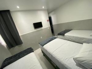 Suíte com banheiro privativo em Pousada recém construída,a 500mts do pátio do forró