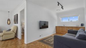 Family Beachhouse - Waterfront Ettalong Beach