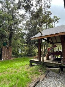 Cabaña del bosque con estero