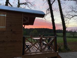 Sejours a la ferme Les Roulottes de l Herm Piscine Jacuzzi Perigord : photos des chambres