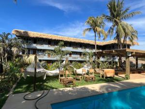 Straw Hat Surf Hostel & Bar