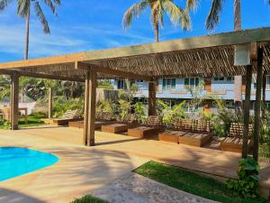 Straw Hat Surf Hostel & Bar