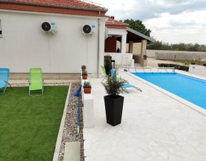 Holidayhouse Alirio with heated pool