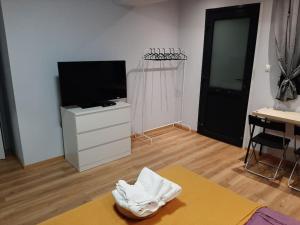 ΑΝΕΤΟ ΣΤΟΥΝΤΙΟ ΣΤΗΝ ΠΥΛΑΙΑ ΜΕ ΕΥΚΟΛΟ ΠΑΡΚΙΓΚ