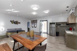 Christianna & George Luxury Hot Tub Apartment