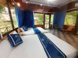 Phòng Giường Đôi Nhìn Ra Núi (Double Room with Mountain View)