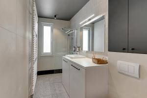 Luxury Aura 40 - 2 by Grand Apartments