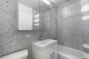 FiDi Studio w Residents Bar Golf Simulator Gym NYC-271