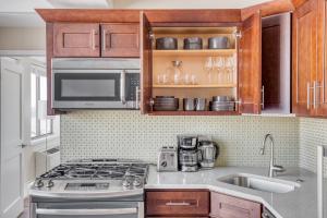 UES 1BR w Gym Doorman nr Carl Schurz Park NYC-653