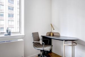 UES studio w elevator doorman nr Central Park NYC-1038