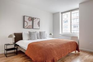 UES studio w elevator doorman nr Central Park NYC-1038