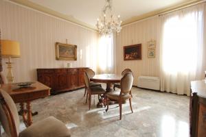 Three-Bedroom Apartment room in City Apartments Corner Canal View