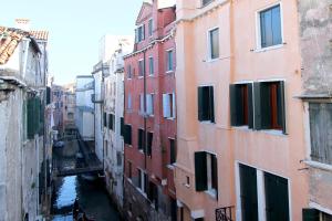 City Apartments Corner Canal View