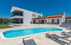 A lovely poolside villa in Krnica ideal for family - Peruški