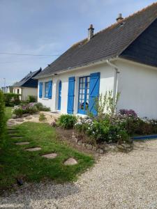 Maisons de vacances LocaLise - Souvenir du Guil est une maison de plain-pied avec jardin clos au Guilvinec - Tout a pied, plages, port, centre, commerces, marche - Wif inclus - Linge de lit inclus - Animaux bienvenus : photos des chambres