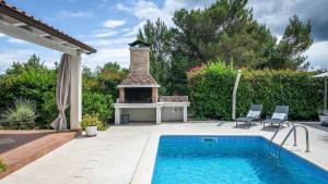 Beautiful poolside villa in Rakalj