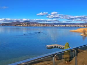 Million dollar lake view!