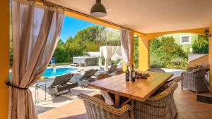 Modern villa with swimming pool in Rakalj