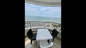 2 Bedroom Beachfront Apartment 2P1-Al With Pool And WIFI