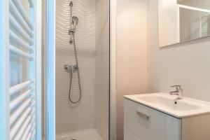 Appartements Les Thermes 532 - Vue mer avec piscine partagee : photos des chambres