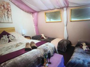 Cosy woodland Romantic retreat With log fires and nature