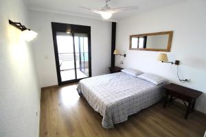 Very lightful apartment. Incredible sea views. Big terrace, Swimming pool. AC. Very close to Alicante city center.